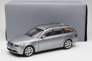 BMW 545i E61 Touring Svetlošedý Kyosho 1:18 80430308414 Kov – obrázok 8 z 8
