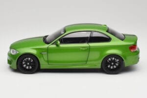 BMW rad 1 E82 Coupe Taiga Green Metallic Minichamps 1:18 110020024 Kov – obrázok 4 z 8