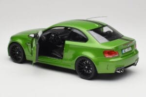 BMW rad 1 E82 Coupe Taiga Green Metallic Minichamps 1:18 110020024 Kov – obrázok 5 z 8