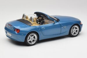 BMW Z4 E85 Maldives Blue Bburago 1:18 34046BLUE Kov – obrázok 3 z 8
