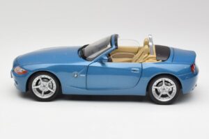BMW Z4 E85 Maldives Blue Bburago 1:18 34046BLUE Kov – obrázok 4 z 8