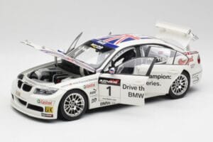 BMW E90 320si #1 A. Priaulx WTCC Champion 2006 Kyosho 1:18 80430429067 Kov – obrázok 2 z 8