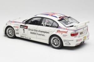 BMW E90 320si #1 A. Priaulx WTCC Champion 2006 Kyosho 1:18 80430429067 Kov – obrázok 7 z 8