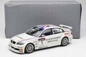 BMW E90 320si #1 A. Priaulx WTCC Champion 2006 Kyosho 1:18 80430429067 Kov – obrázok 8 z 8