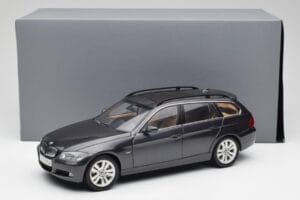 BMW 330i E91 Touring Tmavošedý Kyosho 1:18 80430394360 Kov – obrázok 8 z 8