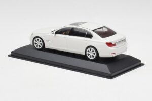 BMW 750Li F02 Biely Minichamps 1:43 80420445201 Kov – obrázok 3 z 5