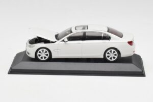 BMW 750Li F02 Biely Minichamps 1:43 80420445201 Kov – obrázok 4 z 5