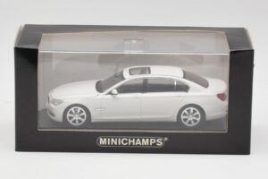 BMW 750Li F02 Biely Minichamps 1:43 80420445201 Kov – obrázok 5 z 5