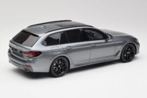 BMW G61 530e M Sport Touring Mineral Šedý GT Spirit 1:18 GT485 Živica – obrázok 2 z 6