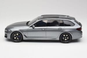 BMW G61 530e M Sport Touring Mineral Šedý GT Spirit 1:18 GT485 Živica – obrázok 3 z 6