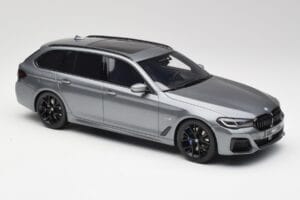 BMW G61 530e M Sport Touring Mineral Šedý GT Spirit 1:18 GT485 Živica – obrázok 4 z 6