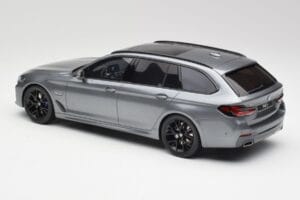 BMW G61 530e M Sport Touring Mineral Šedý GT Spirit 1:18 GT485 Živica – obrázok 5 z 6