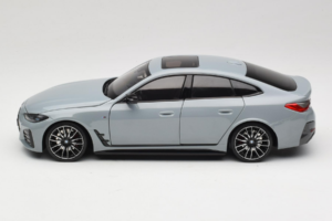 BMW i4 G26 Grey Metallic Minichamps 1:18 110023010 Kov – obrázok 4 z 8