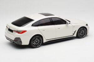 BMW i4 M50 G26 Alpine White Minichamps 1:18 110023011 Kov – obrázok 3 z 8