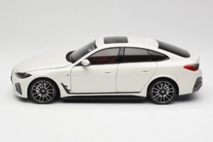 BMW i4 M50 G26 Alpine White Minichamps 1:18 110023011 Kov – obrázok 4 z 8