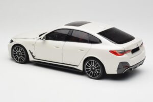 BMW i4 M50 G26 Alpine White Minichamps 1:18 110023011 Kov – obrázok 7 z 8