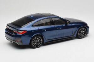 BMW i4 M50 G26 Portimao Blue Minichamps 1:18 110023012 Kov – obrázok 3 z 8