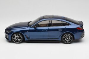 BMW i4 M50 G26 Portimao Blue Minichamps 1:18 110023012 Kov – obrázok 4 z 8