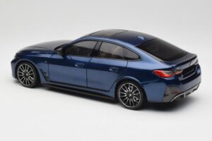 BMW i4 M50 G26 Portimao Blue Minichamps 1:18 110023012 Kov – obrázok 7 z 8