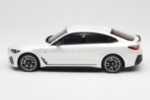 BMW i4 M50 G26 Mineral Biela Metalíza Otto 1:18 OT1074 Živica – obrázok 3 z 6