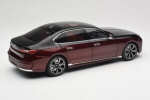 BMW i7 G70 Black & Red Metallic Minichamps 1:18 110023201 Kov – obrázok 3 z 8