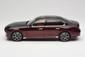 BMW i7 G70 Black & Red Metallic Minichamps 1:18 110023201 Kov – obrázok 4 z 8