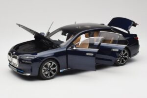 BMW i7 G70 Blue Metallic Minichamps 1:18 110023202 Kov – obrázok 2 z 8