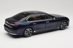 BMW i7 G70 Blue Metallic Minichamps 1:18 110023202 Kov – obrázok 3 z 8