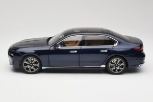 BMW i7 G70 Blue Metallic Minichamps 1:18 110023202 Kov – obrázok 4 z 8