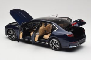 BMW i7 G70 Blue Metallic Minichamps 1:18 110023202 Kov – obrázok 5 z 8