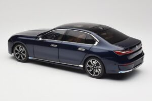 BMW i7 G70 Blue Metallic Minichamps 1:18 110023202 Kov – obrázok 7 z 8