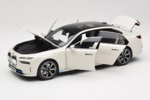 BMW i7 G70 White Metallic Minichamps 1:18 110023200 Kov – obrázok 2 z 8