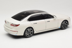BMW i7 G70 White Metallic Minichamps 1:18 110023200 Kov – obrázok 3 z 8