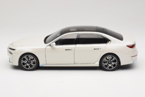 BMW i7 G70 White Metallic Minichamps 1:18 110023200 Kov – obrázok 4 z 8