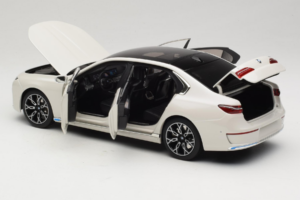 BMW i7 G70 White Metallic Minichamps 1:18 110023200 Kov – obrázok 5 z 8