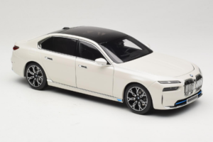 BMW i7 G70 White Metallic Minichamps 1:18 110023200 Kov – obrázok 6 z 8