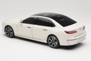 BMW i7 G70 White Metallic Minichamps 1:18 110023200 Kov – obrázok 7 z 8