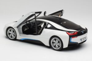 BMW i8 Crystal Biely Paragon 1:18 80432336841 Kov – obrázok 5 z 8