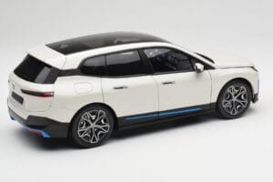BMW iX Alpine White Minichamps 1:18 110023102 Kov – obrázok 3 z 8