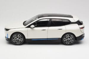 BMW iX Alpine White Minichamps 1:18 110023102 Kov – obrázok 4 z 8