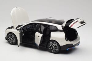 BMW iX Alpine White Minichamps 1:18 110023102 Kov – obrázok 5 z 8