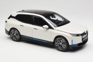BMW iX Alpine White Minichamps 1:18 110023102 Kov – obrázok 6 z 8