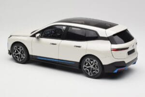 BMW iX Alpine White Minichamps 1:18 110023102 Kov – obrázok 7 z 8