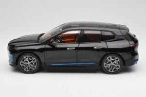 BMW iX Sapphire Black Minichamps 1:18 110023101 Kov – obrázok 4 z 8