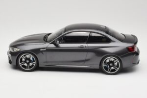 BMW M2 F87 Grey Metallic Minichamps 1:18 155026102 Kov – obrázok 3 z 6