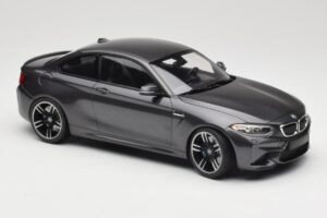 BMW M2 F87 Grey Metallic Minichamps 1:18 155026102 Kov – obrázok 4 z 6