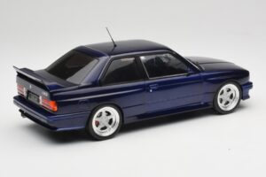 BMW M3 E30 Macau Blue IXO 1:18 18CMC122 Kov – obrázok 2 z 6