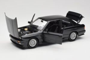 BMW M3 E30 Black Metallic Minichamps 1:18 180020306 Kov – obrázok 2 z 8