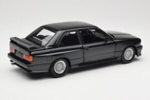 BMW M3 E30 Black Metallic Minichamps 1:18 180020306 Kov – obrázok 3 z 8