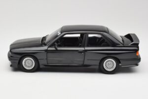 BMW M3 E30 Black Metallic Minichamps 1:18 180020306 Kov – obrázok 4 z 8